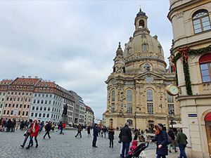 Eine Bildaufnahme vom Neumarkt mit Blick auf die Martin-Luther-Statue und der Frauenkirche